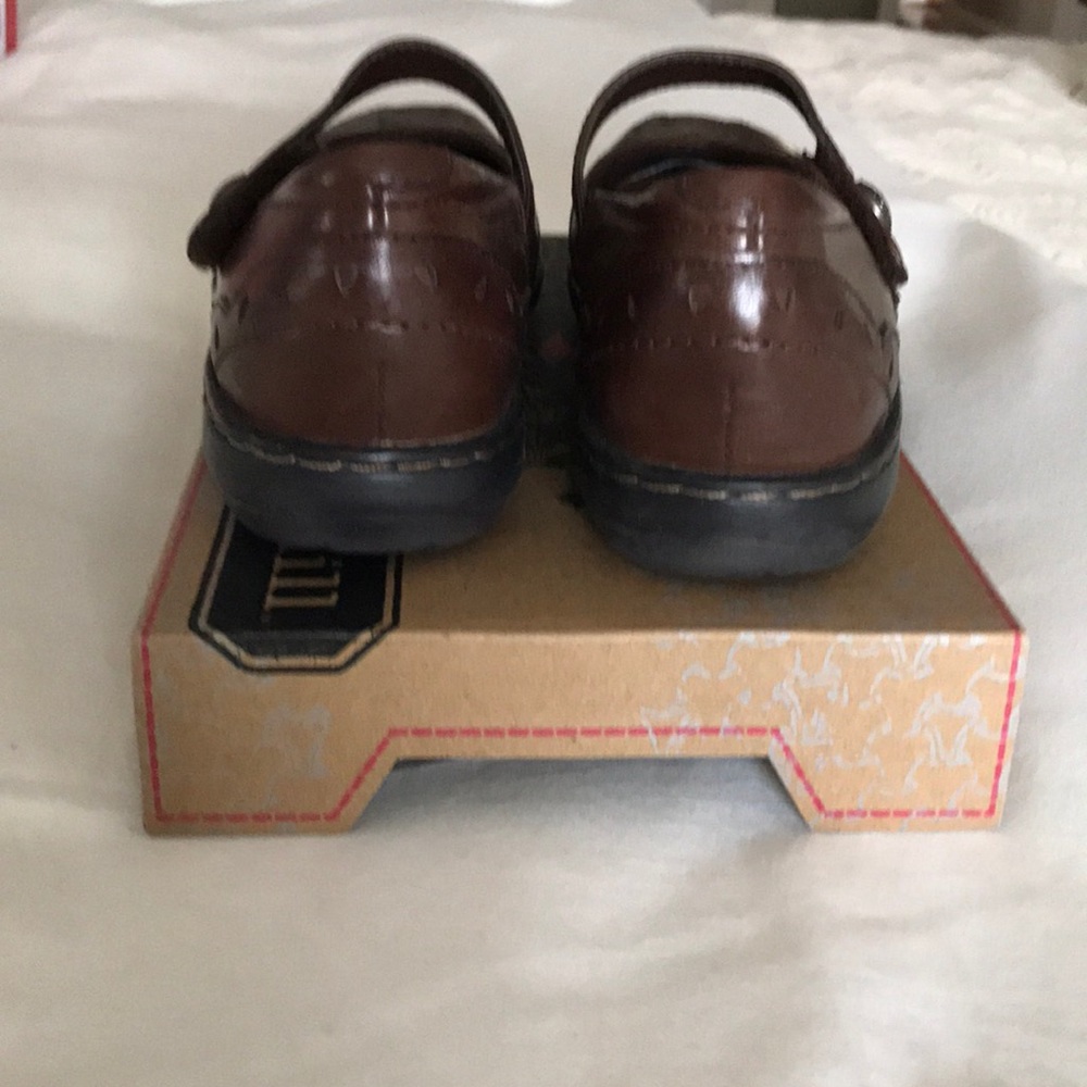 Shoes - Picture 2 of 5
